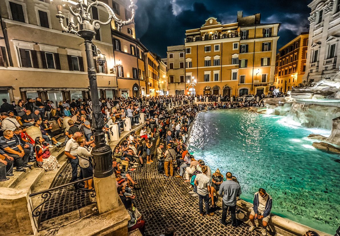Tourists throwing coins in the fountain